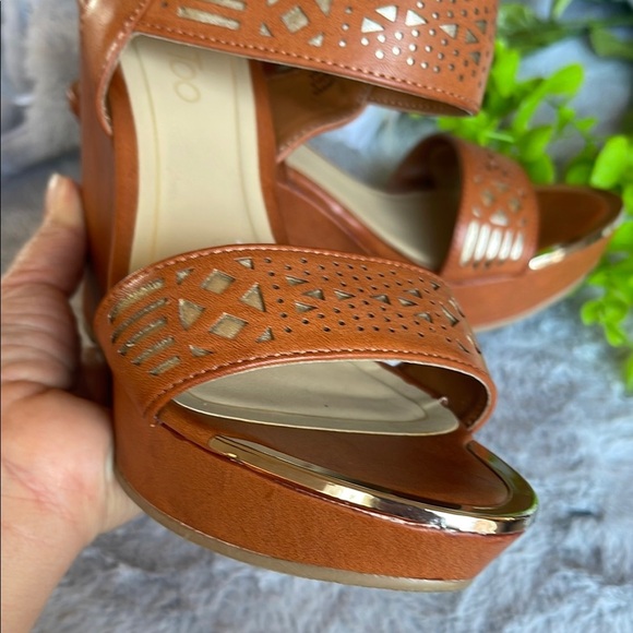 Me Too Brown Cutout Sandals - Picture 4 of 7